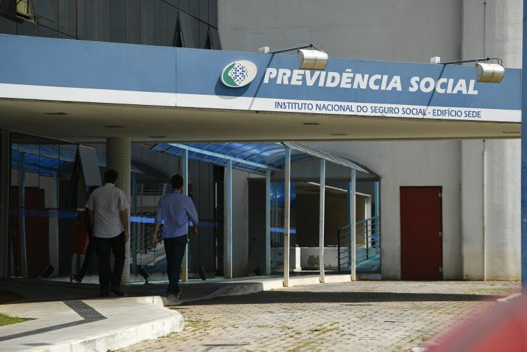 Nova lei permite que INSS cubra custos de licença-paternidade ampliada