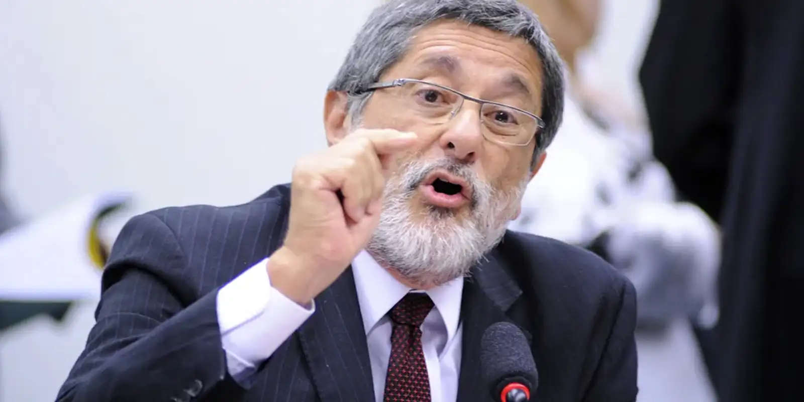 Guerra no Oriente Médio evidencia fragilidade energética do Brasil, alerta ex-presidente da Petrobras