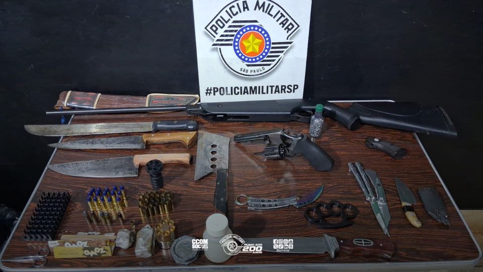 Homem é detido por violência doméstica e armas são apreendidas em Pirassununga