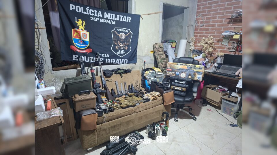 Homem detido por agressão e posse de arsenal em casa