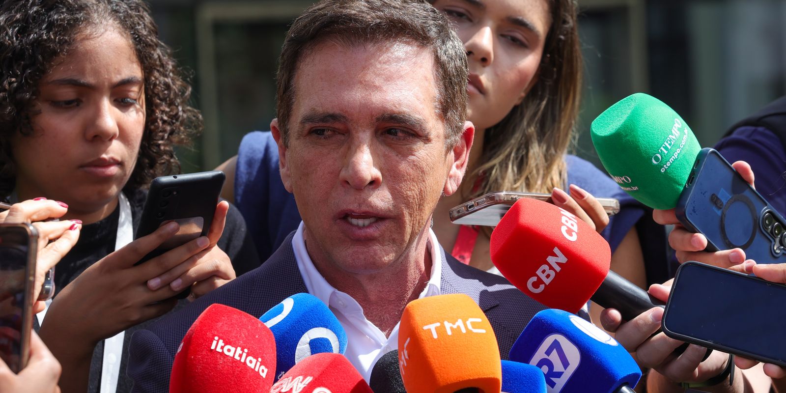 Jair Bolsonaro recebe alta hospitalar e segue para prisão domiciliar