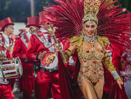 Juliana Paes anuncia afastamento do posto de rainha de bateria da Viradouro