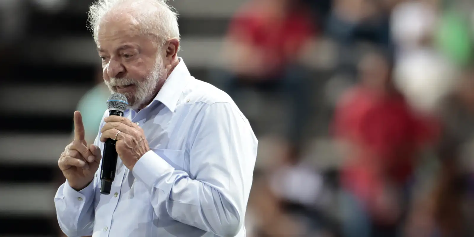 Lula afirma que governo federal fará o possível para controlar preço do diesel