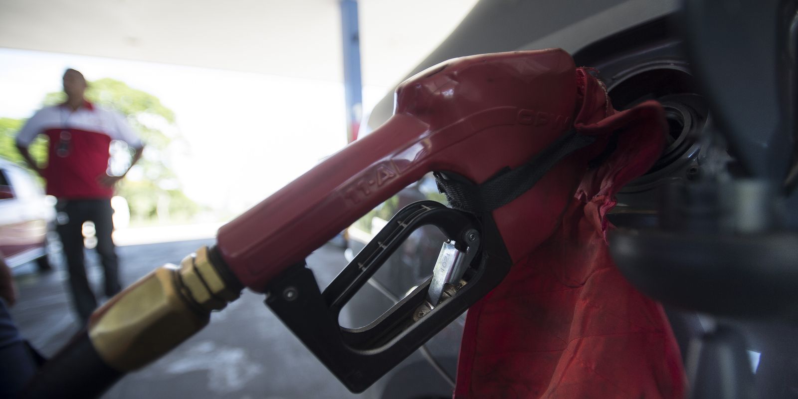 Lula isenta impostos e subsidia diesel para mitigar impacto da alta do petróleo