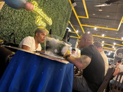 Ex-companheiro de Jojo Todynho janta com ex-assessor de Cariúcha um dia após o término