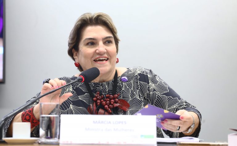 Ministra das Mulheres participa de debate sobre violência e feminicídio; público pode interagir