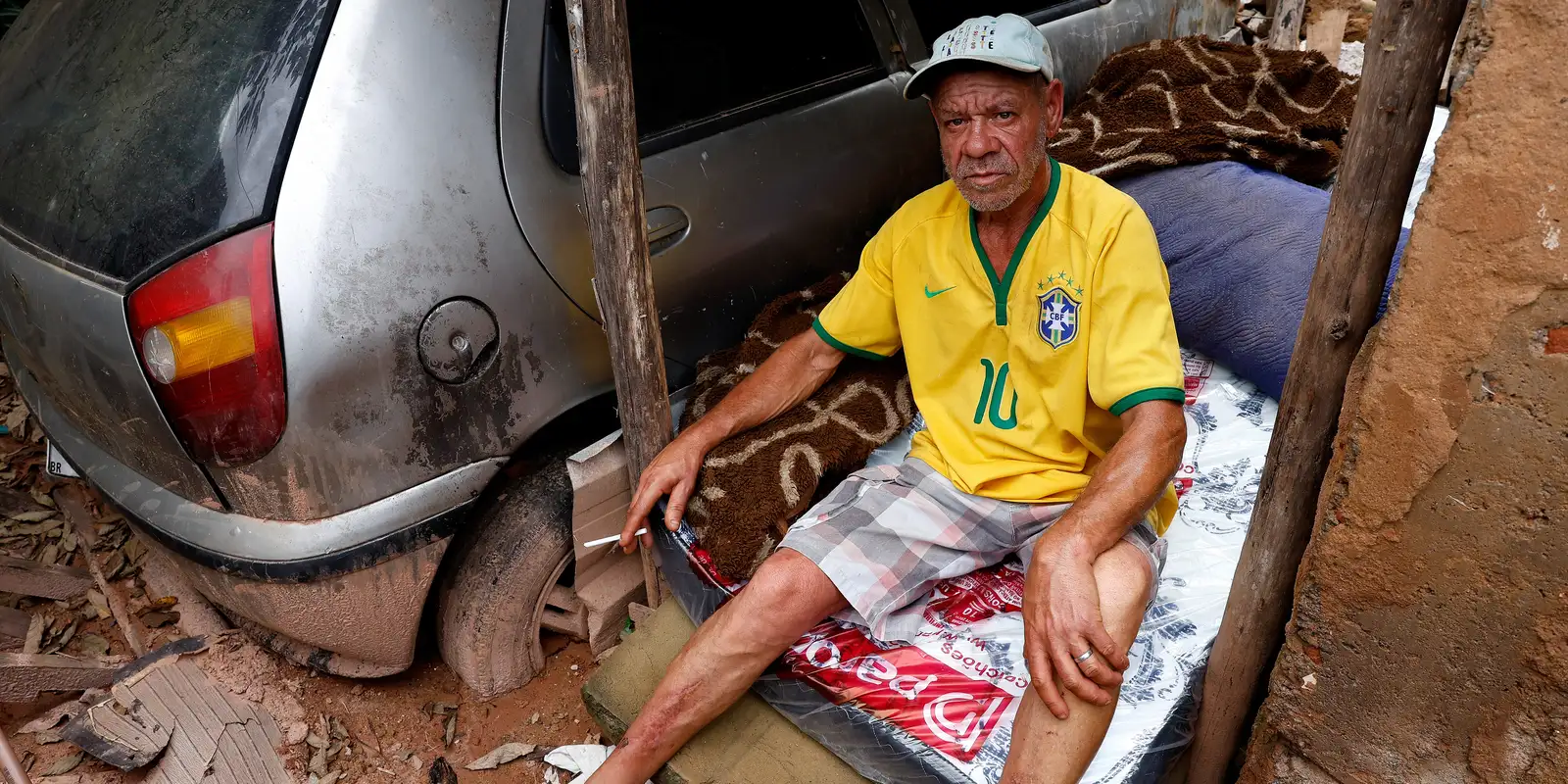 Em Juiz de Fora, sobrevivente de tragédia vive em meio a escombros após casa ser devastada pela lama