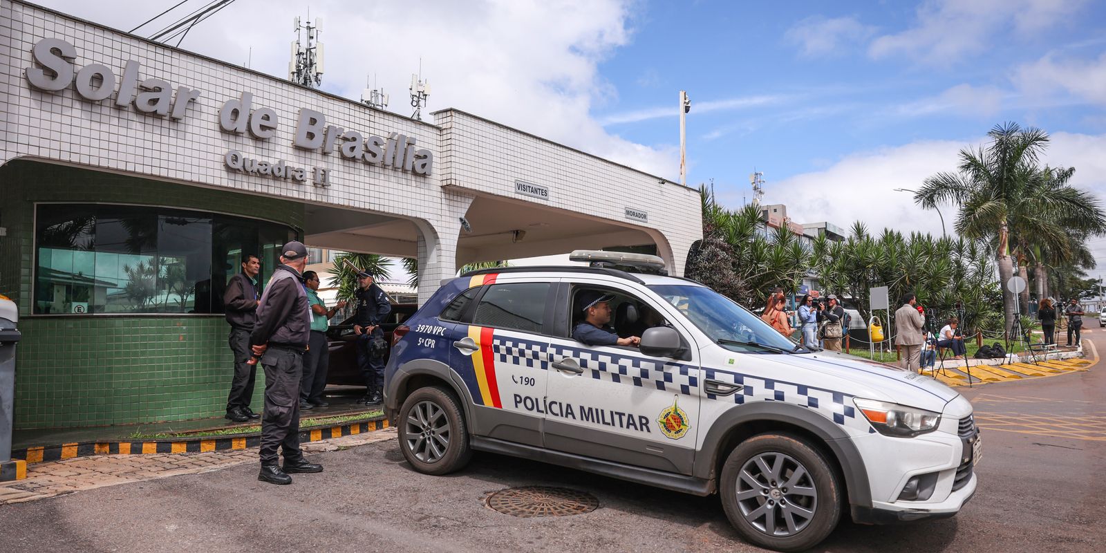 Moraes restringe visitas de filhos de Bolsonaro à prisão domiciliar