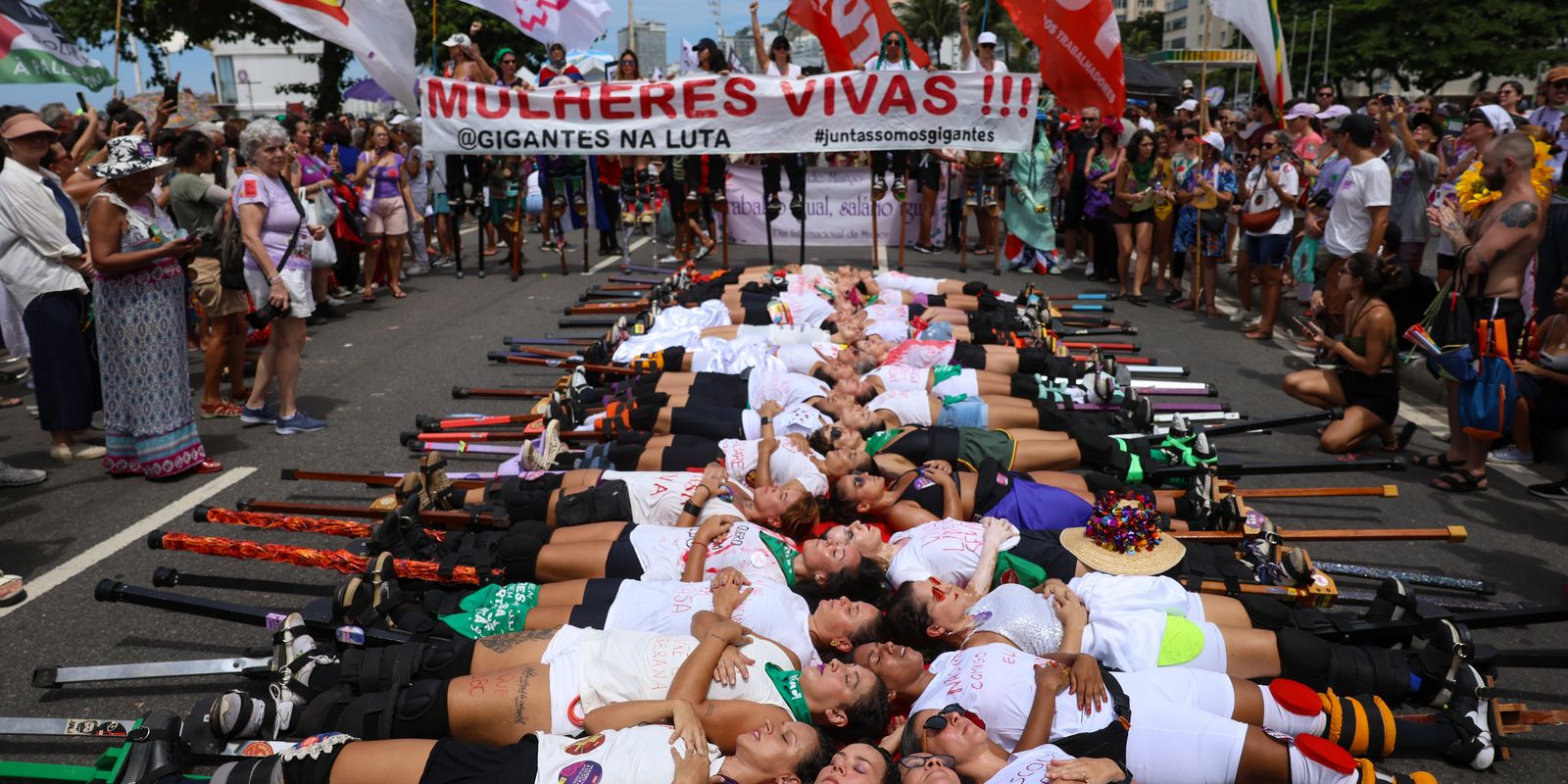 Mulheres marcham em Copacabana contra a violência e o feminicídio
