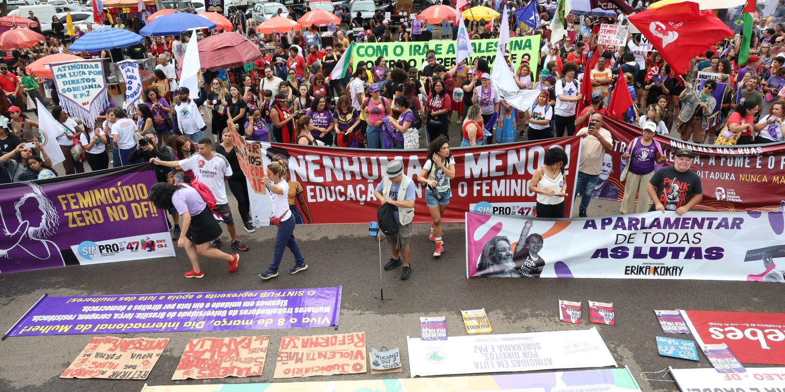 Mulheres em Brasília clamam 'Parem de nos matar' no 8 de março