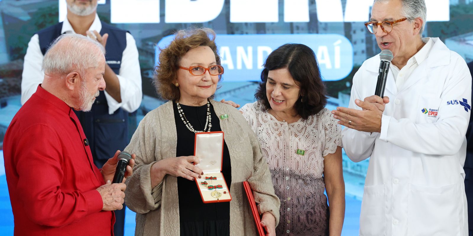 Margareth Dalcolmo recebe medalha Oswaldo Cruz por sua dedicação à saúde