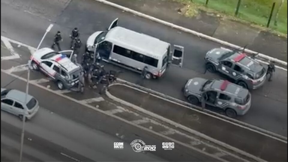 Polícia Militar detém criminoso depois de assalto a van com refém em São Paulo
