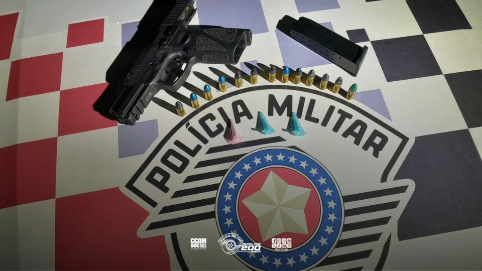 Homem é preso com pistola de numeração suprimida em táxi