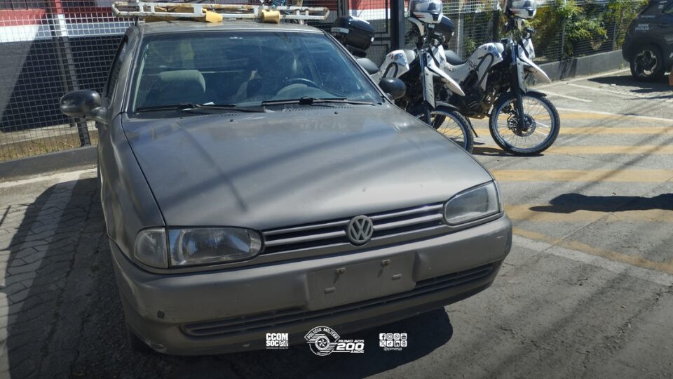 Polícia Militar apreende carro roubado e prende motorista em Suzano