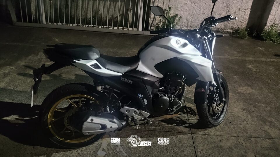 Homem com mandado de prisão por tráfico é detido em Santos com moto adulterada