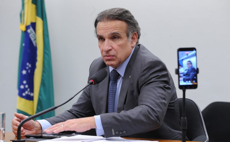 Comissão aprova projeto que eleva limite de peso para motoristas de carros elétricos com CNH B