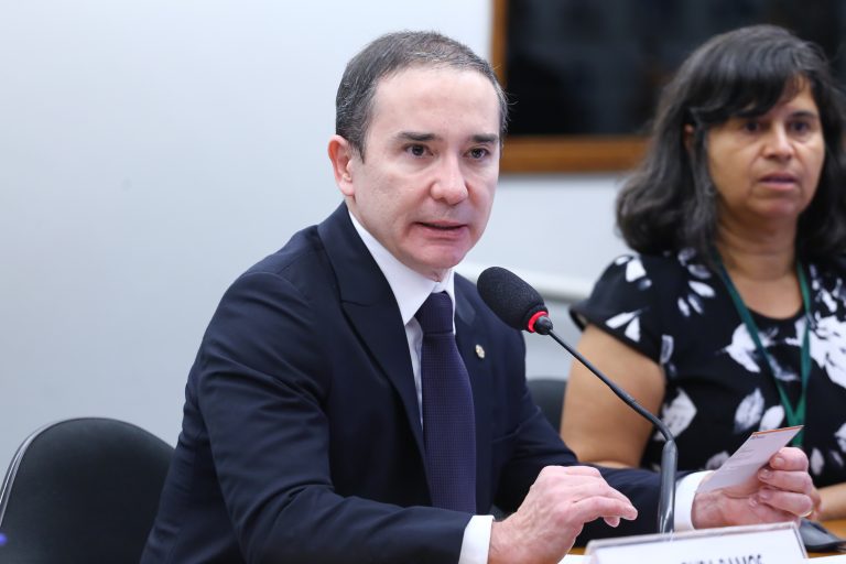 Proposta legislativa exige que condomínios reportem casos de violência doméstica