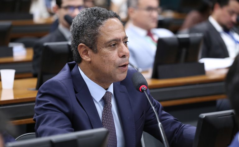 Proposta em análise na Câmara busca garantir salário mínimo a estagiários e institui cotas