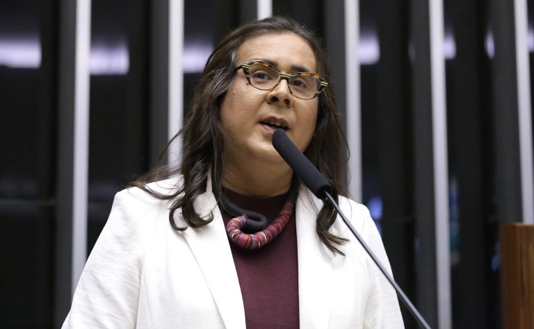 Projeto de lei propõe tipificação do feminicídio político com pena mínima de 25 anos