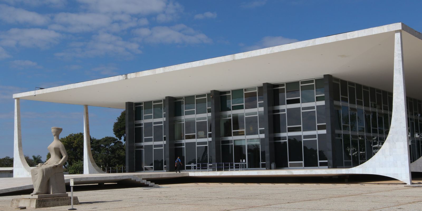 Dois ministros do STF votam contra prisão domiciliar de Bolsonaro