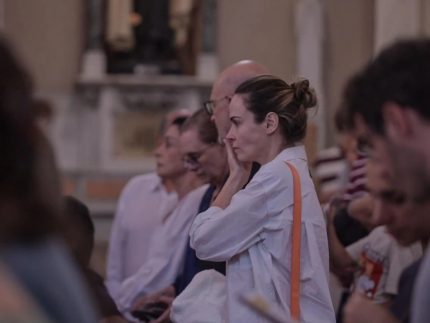 Ana Paula Renault comparece à missa de sétimo dia do pai em Belo Horizonte