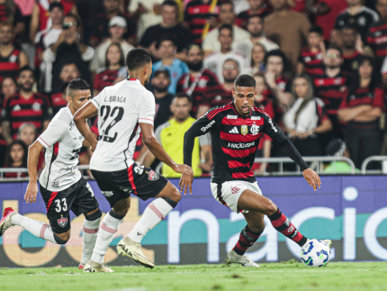 Vitória contesta arbitragem de Daronco após derrota para o Flamengo