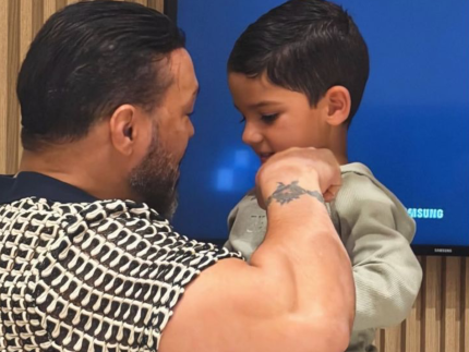 Belo completa 52 anos e ganha presente especial do enteado