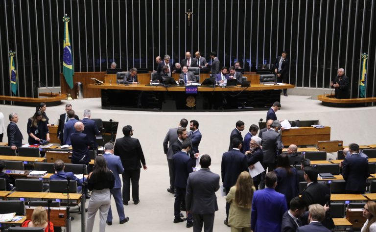 Câmara rejeita alterações do Senado na MP do seguro-defeso; texto segue para sanção