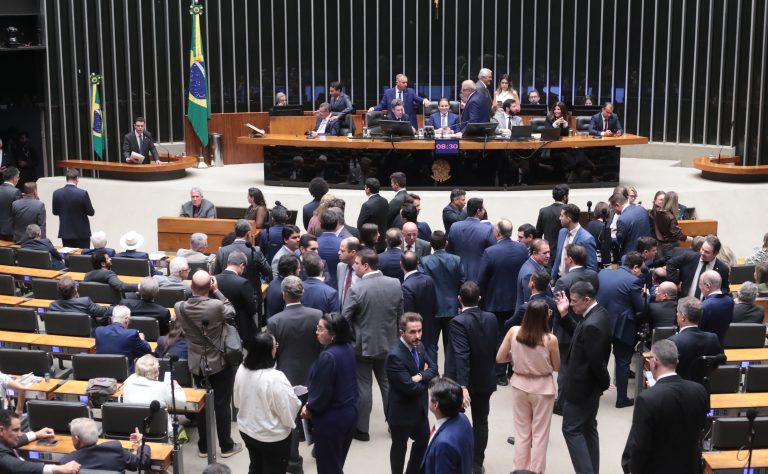 Candidatos ao TCU defendem emendas parlamentares em discursos na Câmara