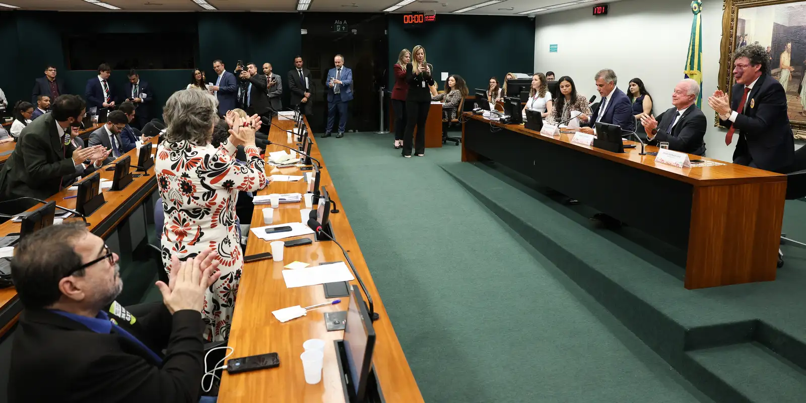 CCJ aprova tramitação de PECs que visam fim da escala 6x1