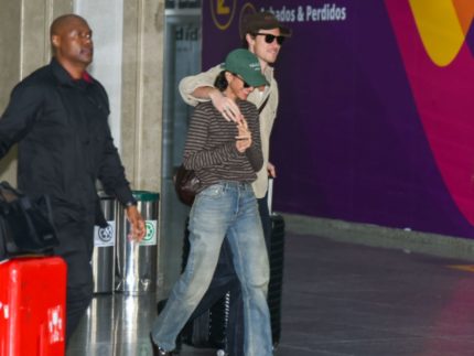 Bruna Marquezine e Shawn Mendes são vistos juntos em aeroporto do Rio