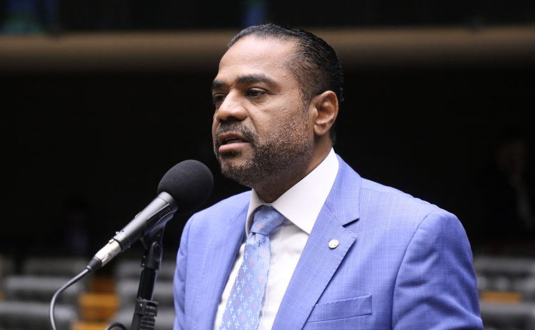 Comissão aprova proposta para estender programa de energia renovável a templos religiosos