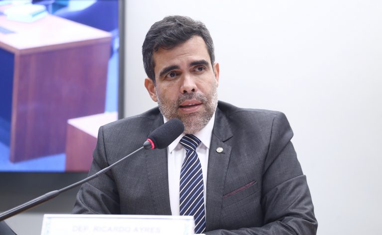 Comissão aprova proibição de cobrança de honorários advocatícios de condôminos inadimplentes