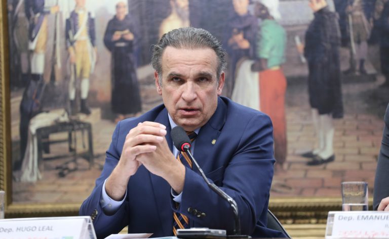 Comissão aprova retorno de município e estado nas placas de veículos