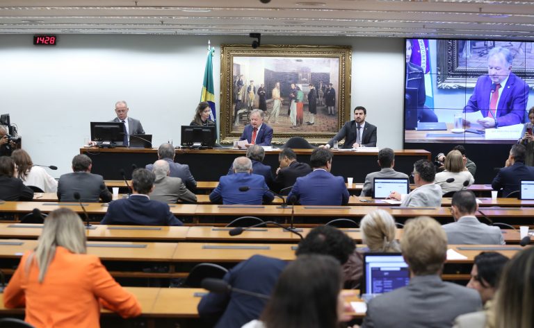 Comissão da Câmara aprova lista de sete nomes para o TCU; votação secreta no plenário define indicado nesta terça-feira
