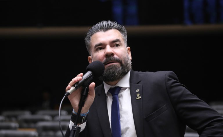 Comissão da Câmara aprova sanções para detentos que tirarem fotos dentro de presídios