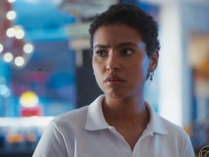 Eduarda confronta casal em “Coração Acelerado” após romance interferir no trabalho