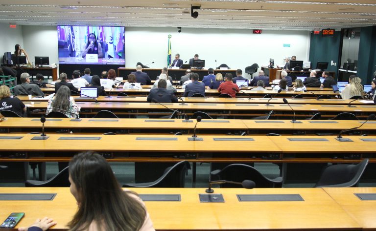 Especialistas propõem habilitação supervisionada para jovens de 16 anos