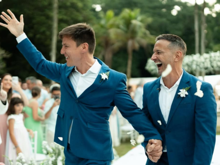 Jornalista Felipe Suhre, ex-“Mais Você”, celebra casamento com diretor no Rio de Janeiro