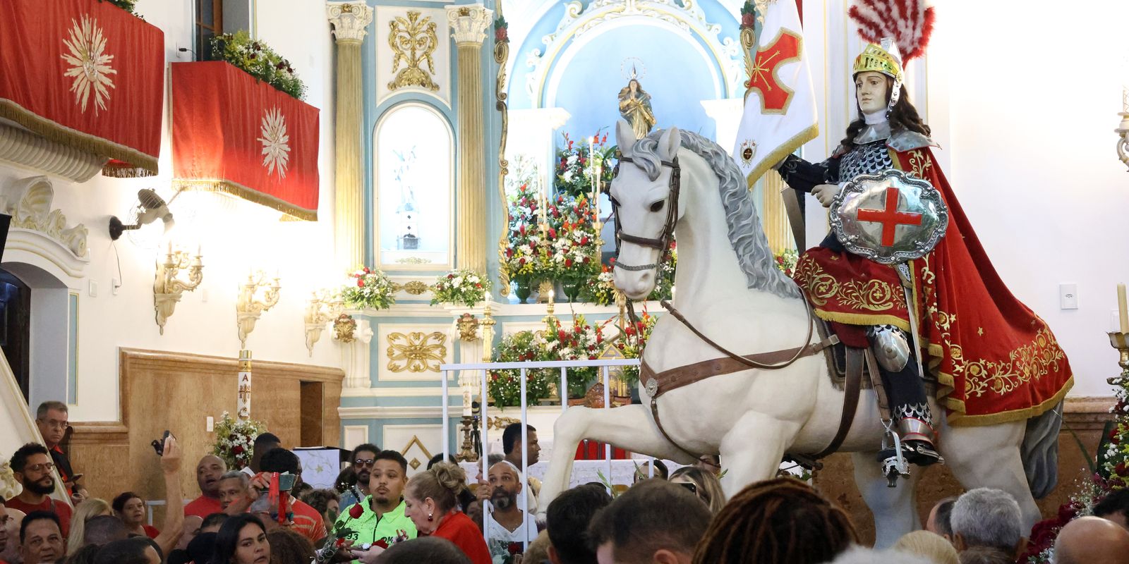 Devotos se reúnem no centro do Rio para festejar o dia de São Jorge