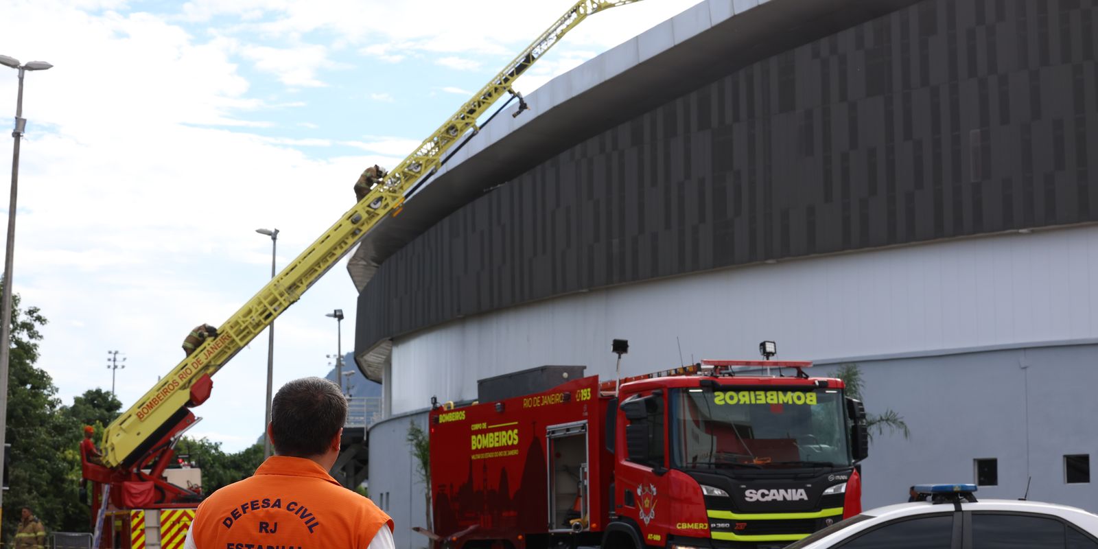 Incêndio no velódromo do Rio é contido após horas de trabalho, pista permanece intacta