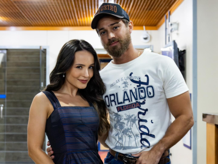 Larissa Manoela celebra a estreia do marido, André Luiz Frambach, em novela
