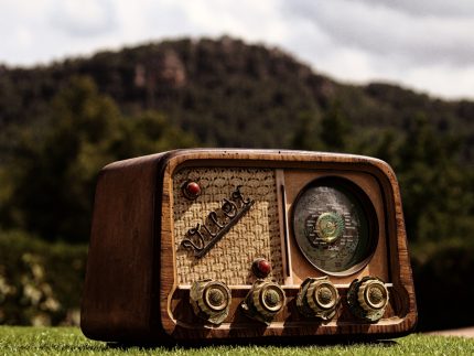 A persistência do rádio como meio indispensável — na Copa do Mundo e além