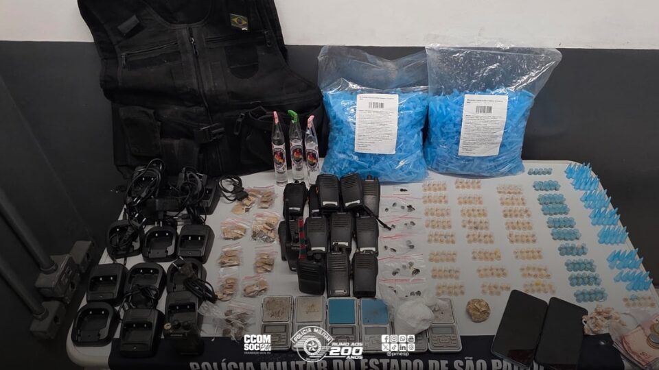 Operação policial apreende drogas e rádios comunicadores no Morro José Menino