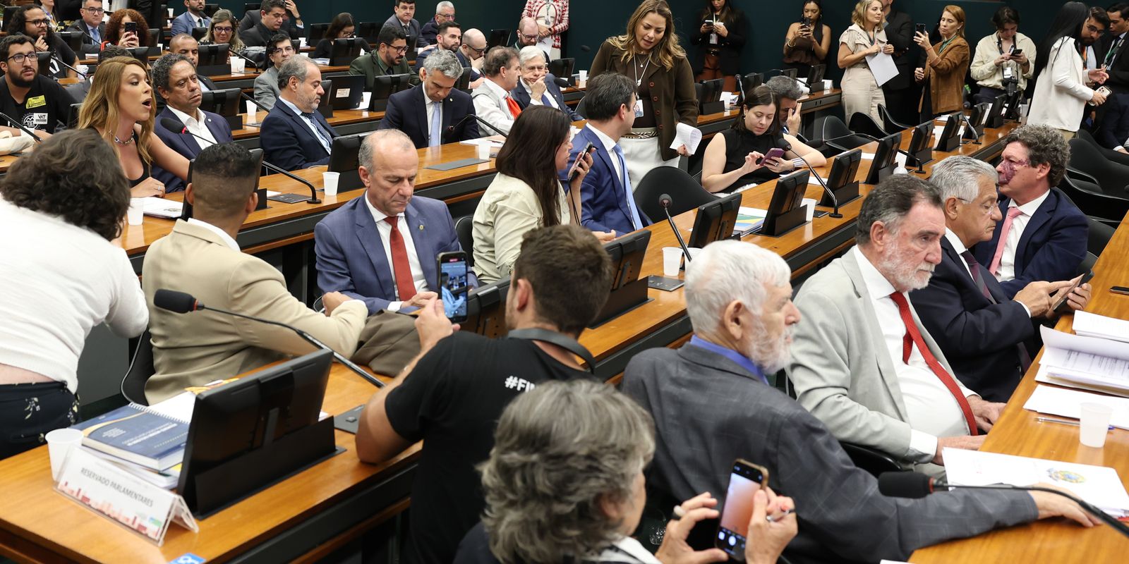 Pedido de vista adia votação da PEC que visa acabar com jornada 6x1 na CCJ da Câmara