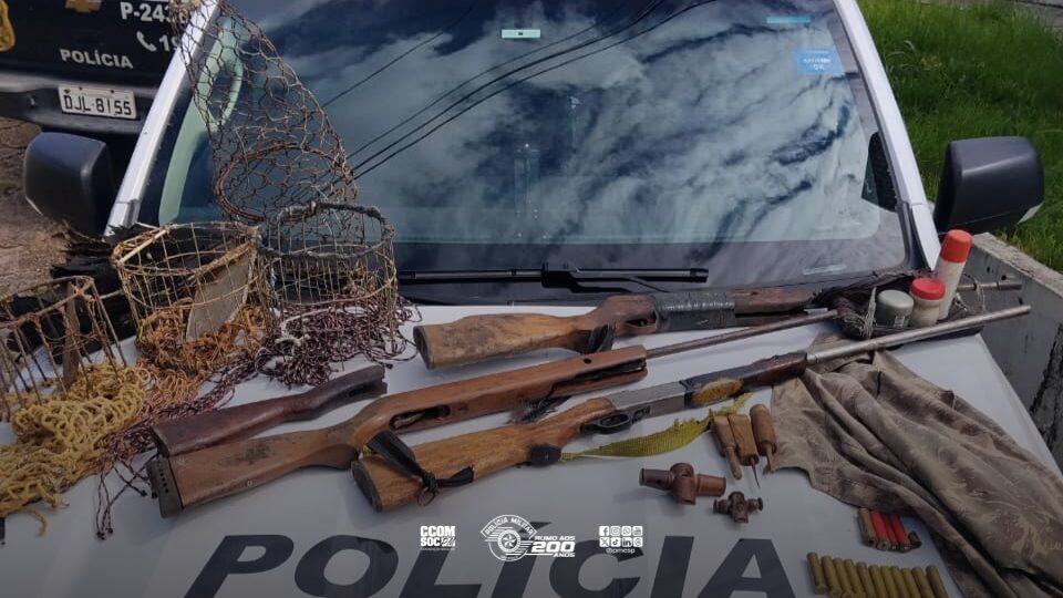 Polícia Ambiental apreende arsenal de caça e penas de ave nativa em Eldorado