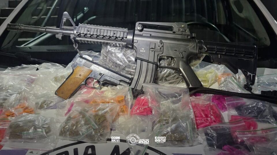 Polícia Militar confisca drogas e réplica de fuzil em São José dos Campos