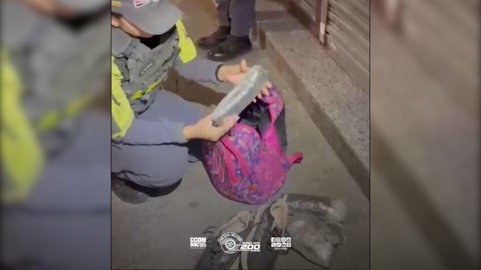 Mulher é detida por tráfico de drogas após PM encontrar 2,5 kg de haxixe em ônibus