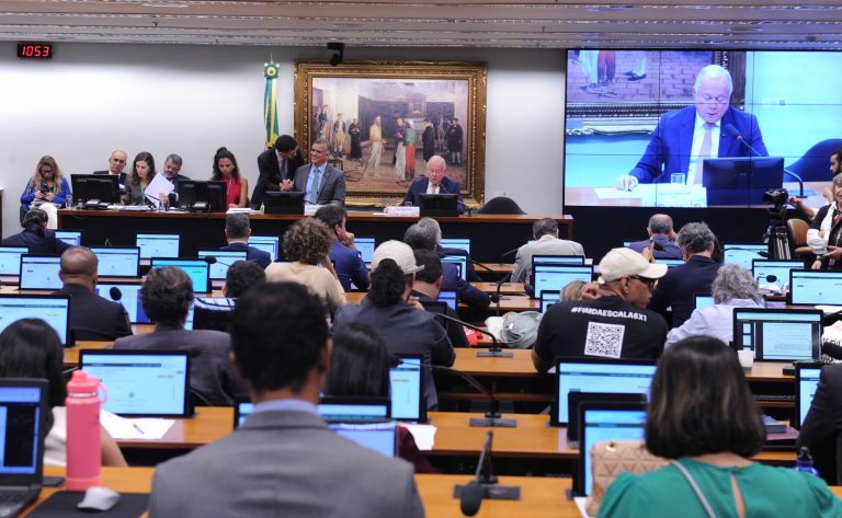 Relator apoia fim da escala 6x1; votação de propostas na comissão é adiada