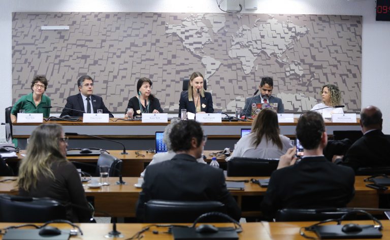 Saúde mental de comunicadores demanda mais investigações, segundo Conselho de Comunicação
